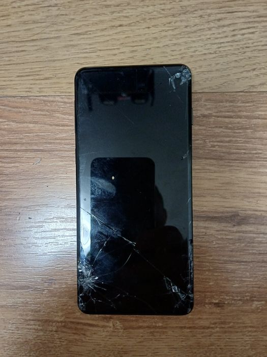 Samsung S10 cu displayul spart. Placa este buna