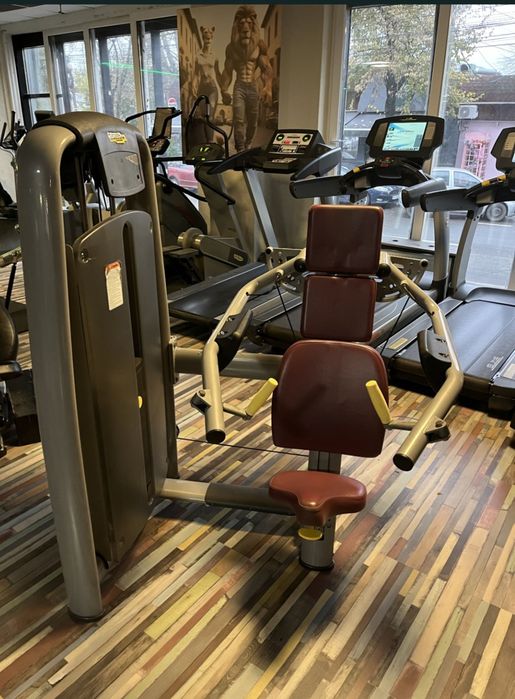 Aparat Umeri Technogym Selection Lateral Raise – Profesional