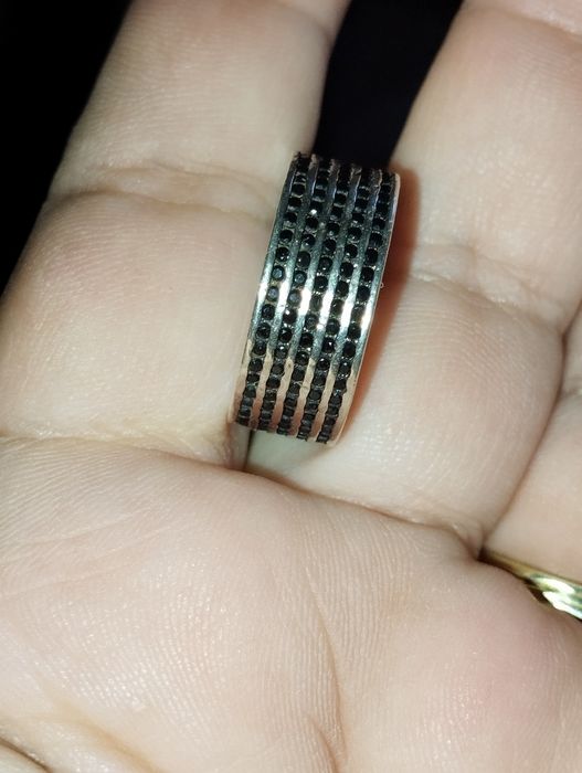 Inel din argint cu pietricele negre