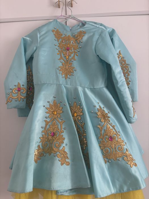 продам платье 6-7 лет