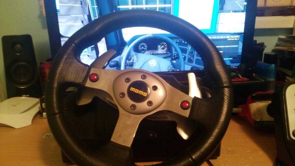 Волан с педали и шифтър за симулаторни игри.Logitech g25