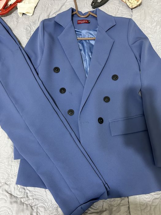 Продается костюм а платье в подарок