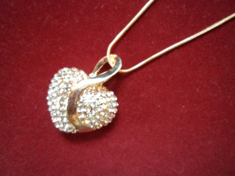 Колието е с кристалчета, естествени перли и седеф