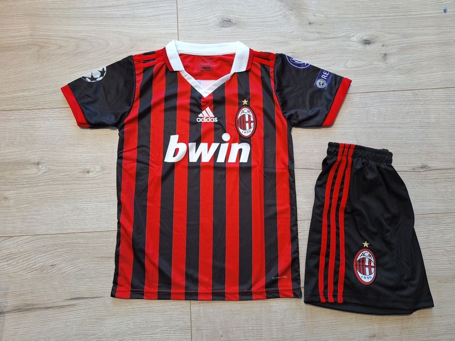 Детски екип на Роналдиньо МИЛАН ретро модел!!!