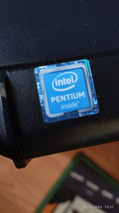 Настолен компютър с монитор и клавиатура