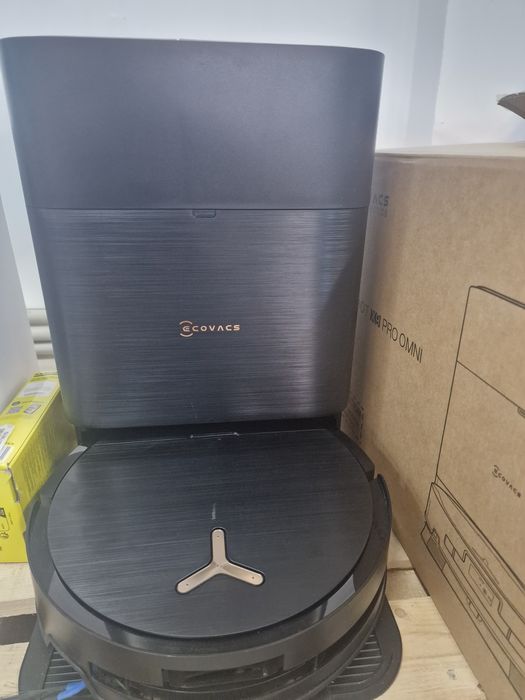 Aspirator robot cu stație ecovacs