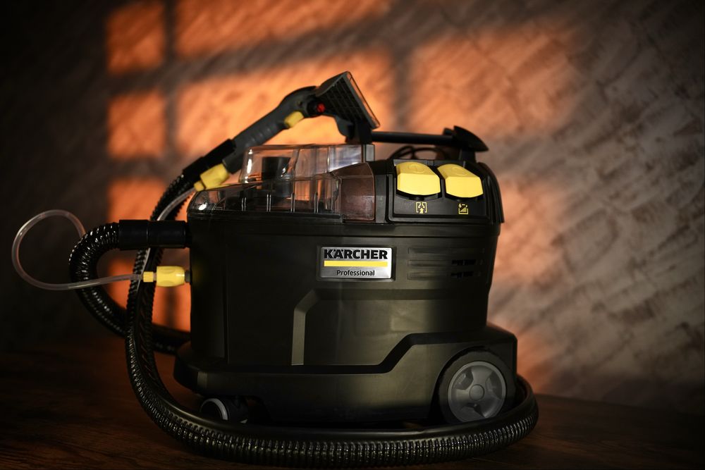 Aspirator profesional cu spălare / injecție-extracție Kärcher Puzzi 8/1 C – Pachet complet cu soluții