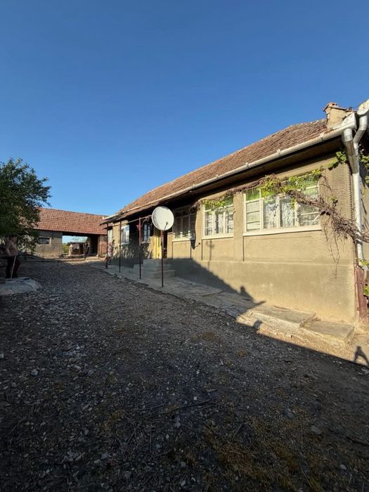 Vând casă ,curte și grădină cu suprafața de 1087 m² în satul Capud,oraș Teiuș, preț:45.000€,ușor negociabil .Detalii la nr de tel: 0745152051.