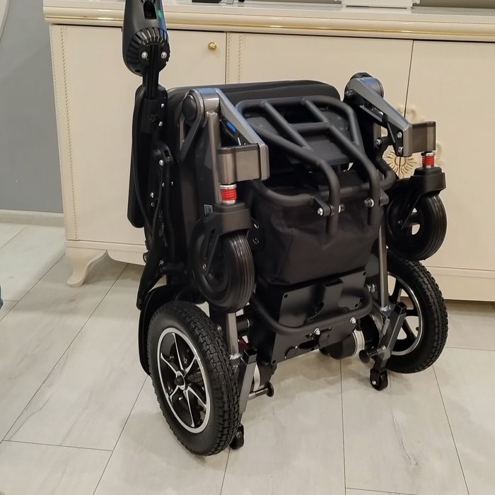 количка с електрически мотори  за трудноподвижни