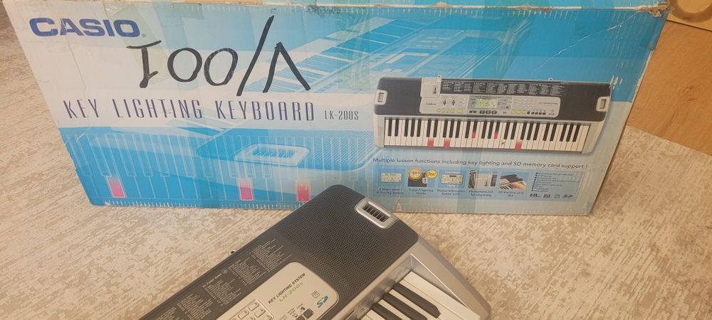 Продам синтезатор Casio LK -200S, Япония