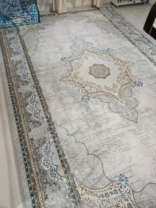 Ковёр три на пять новый