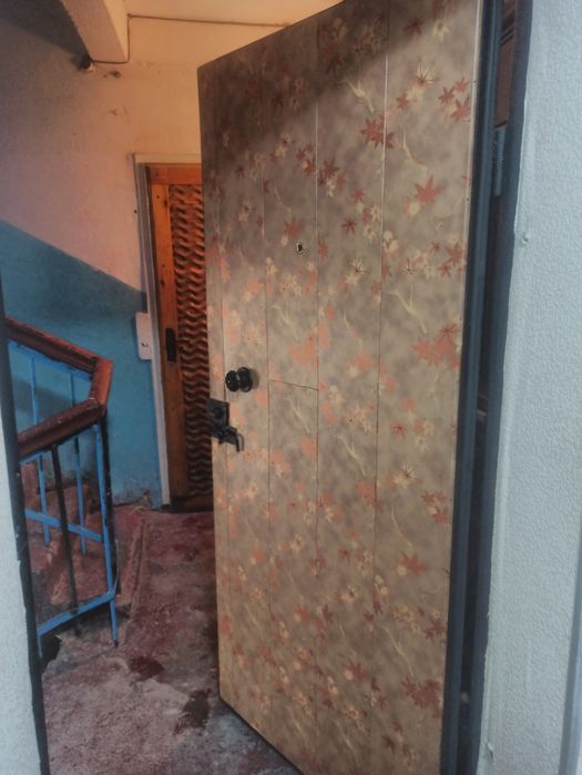 Железные двери в хорошем состоянии.