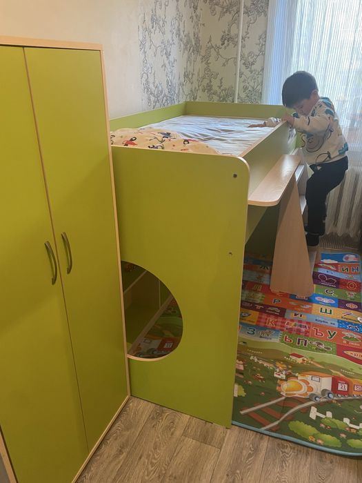 Детская кроватка и шкаф
