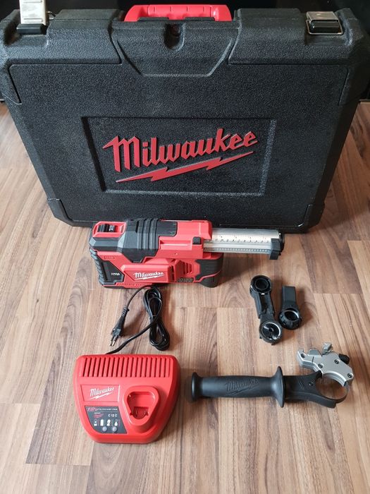 Aspirator Milwaukee M12 ca NOU