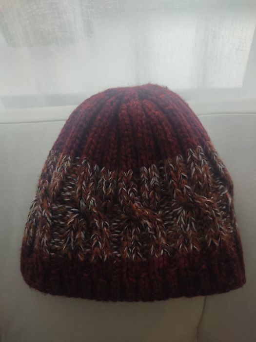 Отдам зимние шапки, шарфы