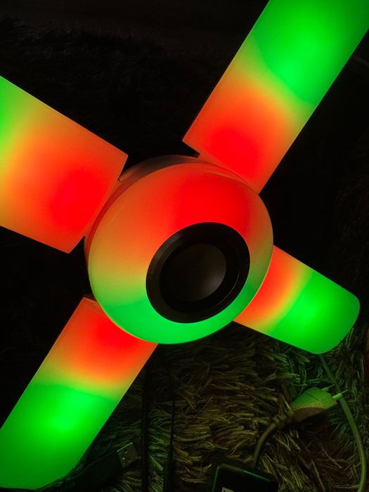 Bec bluetooth cu 4 brațe ( boxă încorporată )