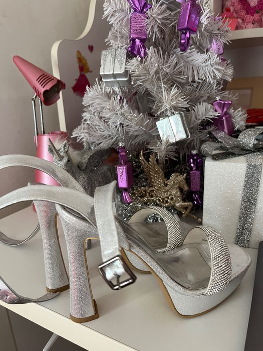 Обувки на висок ток