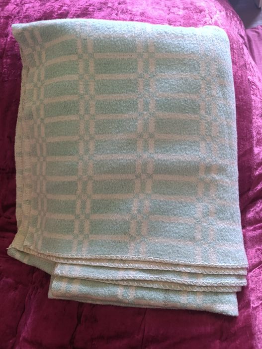 Одеялы шерстяные одинарные есть 3 штуки разные каждая по 100 тыс сум в
