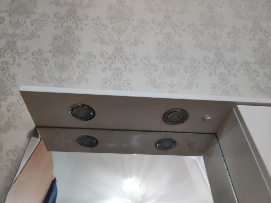 Шкаф с зеркалом в ванную комнату