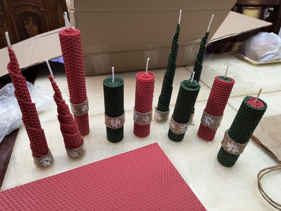 Lumânări făcute din faguri perfecte ca și decorațiuni de craciun