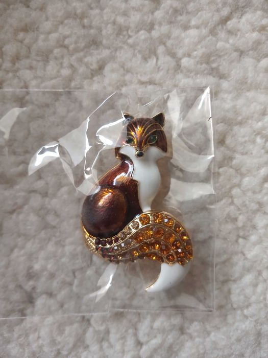 Брошка кафява лисица