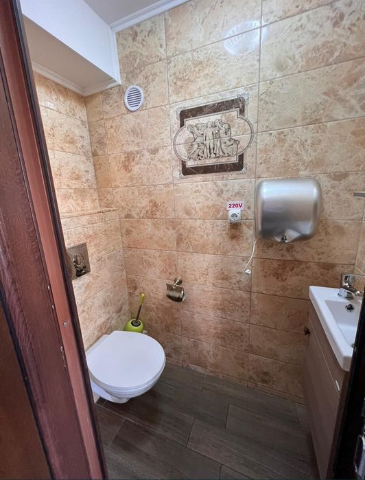 Clădire comercială de închiriat sau vânzare