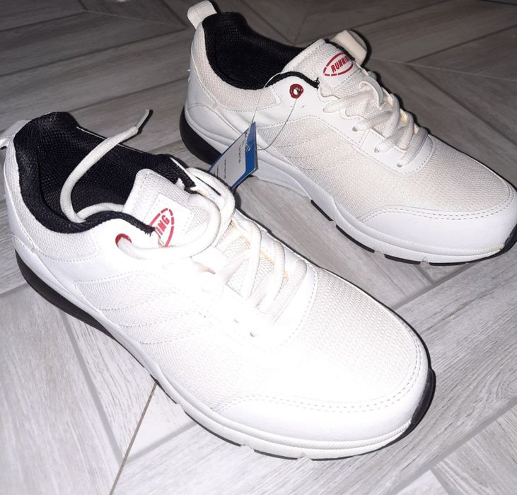 Универсальные кроссовки