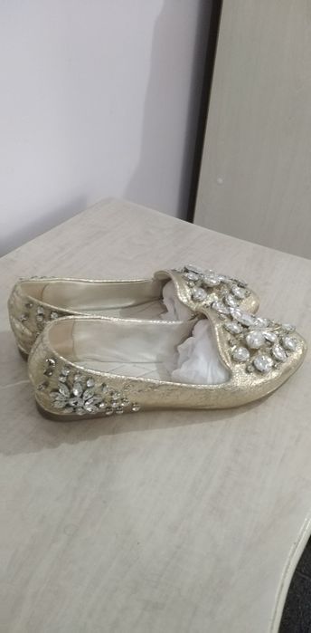 Kelinlar uchun oyoq kiym.