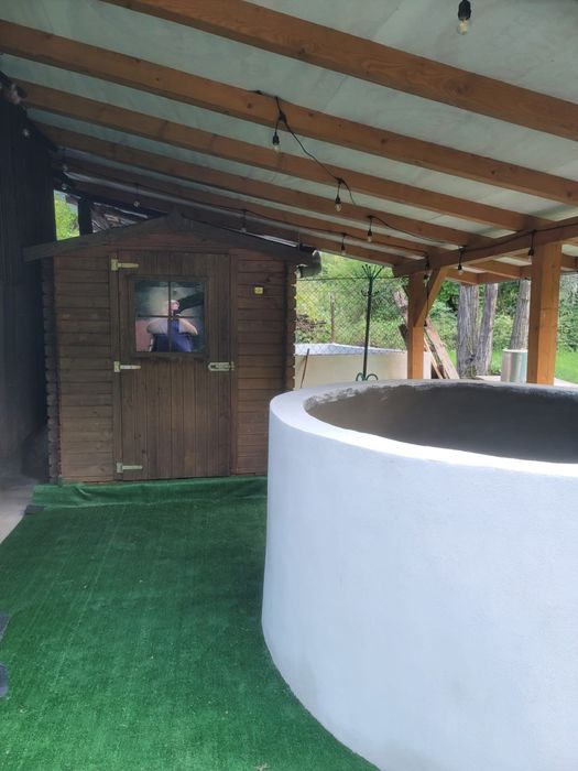 Vand Casa la tara cu 5 Ha teren in jud Hunedoara