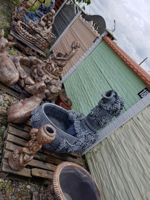Ghivece din beton,jardiniera beton,ornament gradinadin beton,statueta