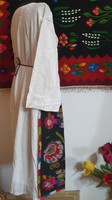 Costum popular (ie/camasa cu poale, sort/zadie/catrinta/boscea)