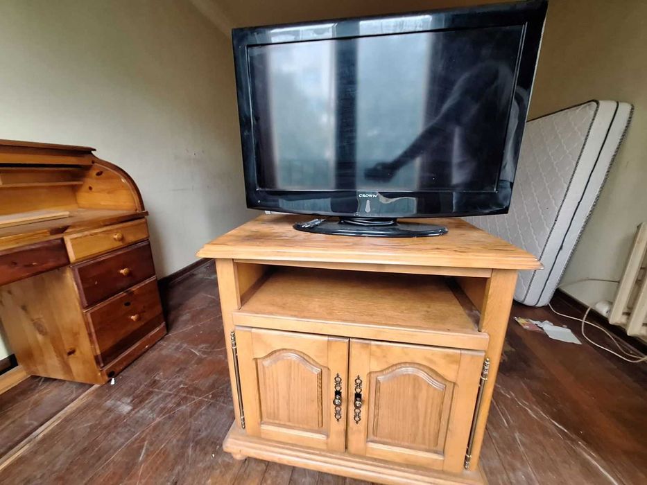 Дървен ТВ шкаф с вратички и отворен рафт