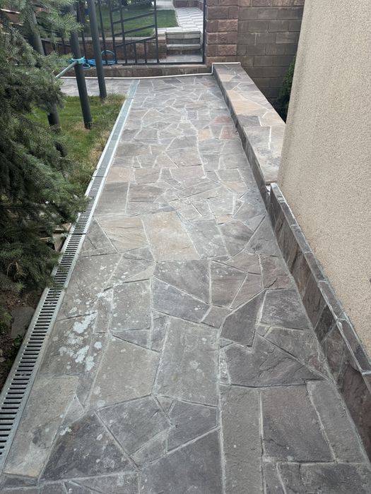 Красный камень плитняк