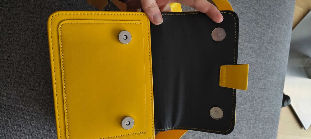 Жълта дамска чанта