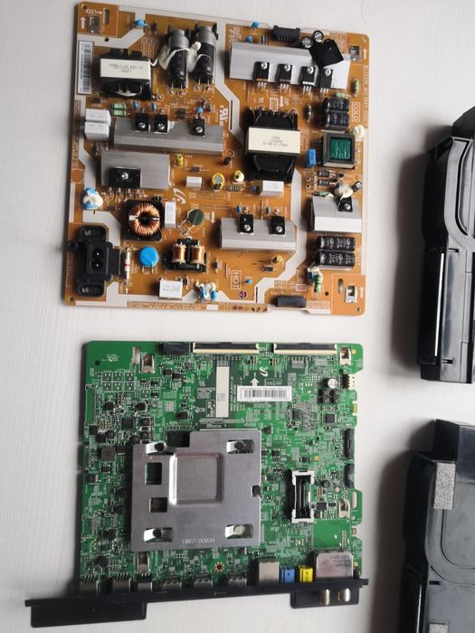 Placa de baza și placa T com ue49mu6270u