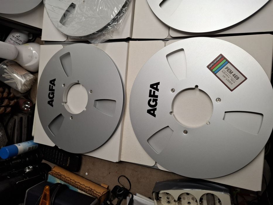 Продавт се метални ролки и ленти за ролков магнетофон на AGFA.