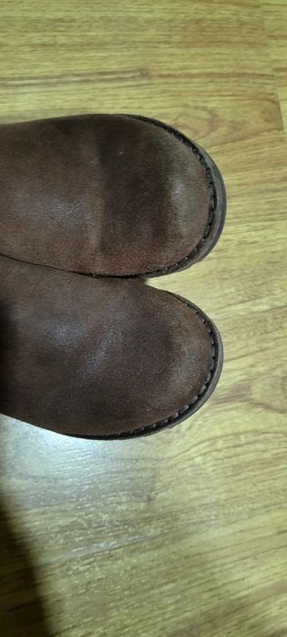 Велурени ботички UGG за момче