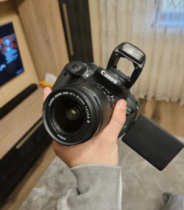 DSLR Canon EOS 700D