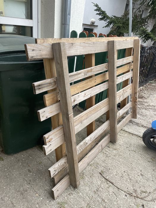 Dau 2 paleti gratis in stare buna.