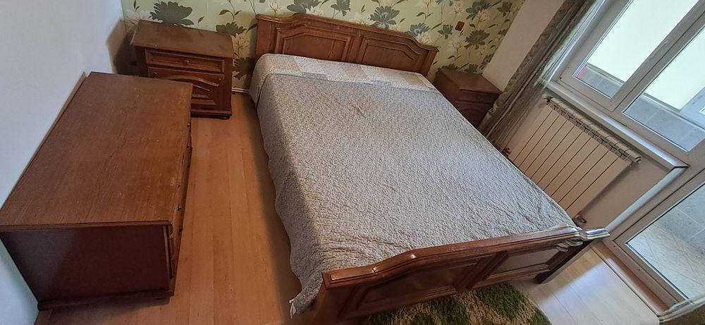 Mobilier lemn masiv in condiții foarte bune.