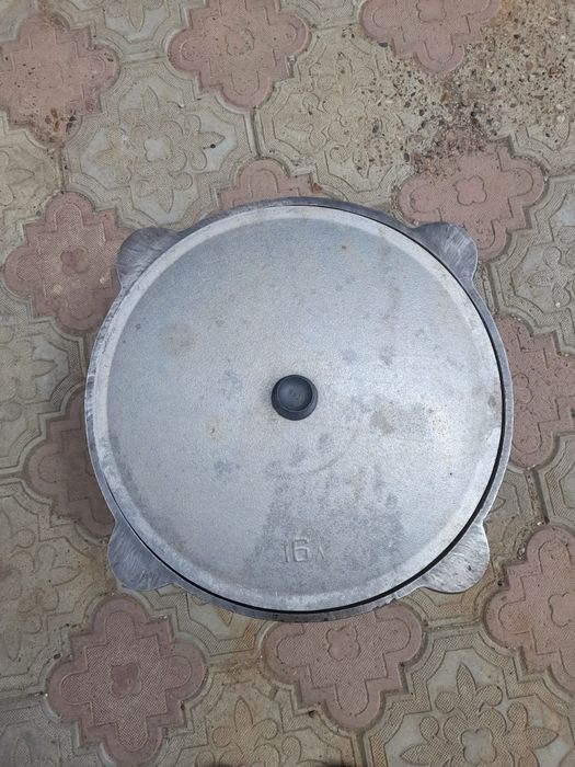 Продам чугунный казан 16л