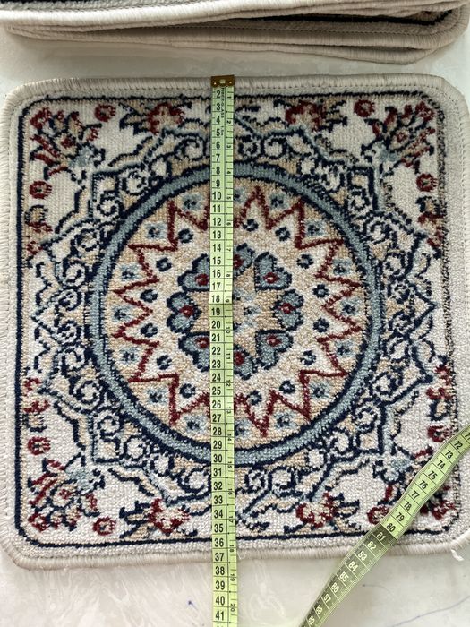 Продаются маленькие коврики.