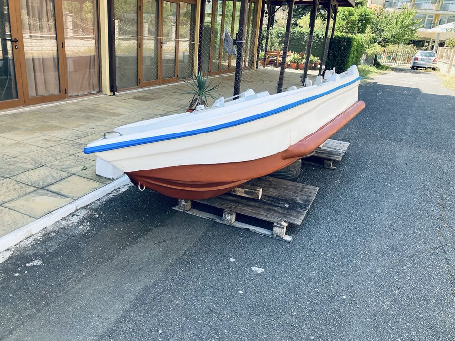 Продавам Лодка с двигател и колесар