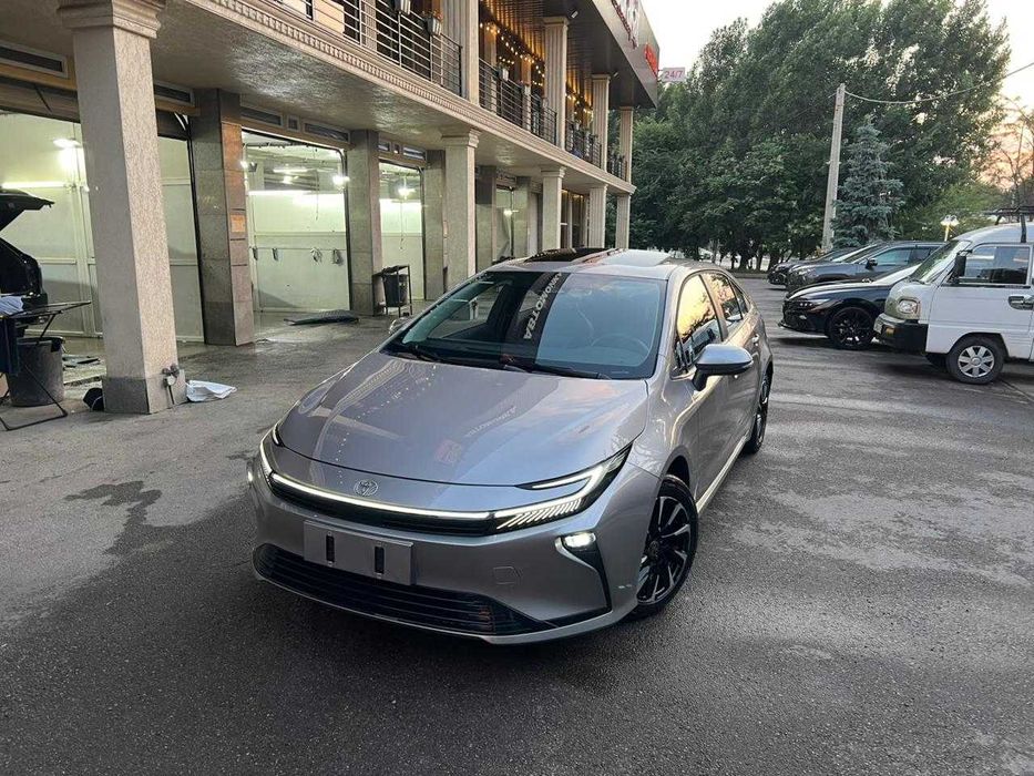 Шикарная toyota corolla гибрид 2026