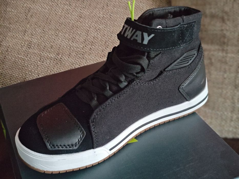 Vând adidași moto casual 38