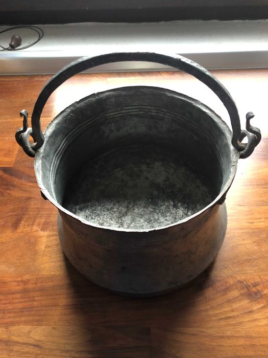 Продавам старинно метално котле