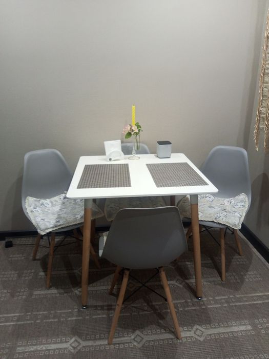 Продам стол и стулья для кухни