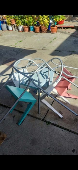 Scaune din plastic si metal