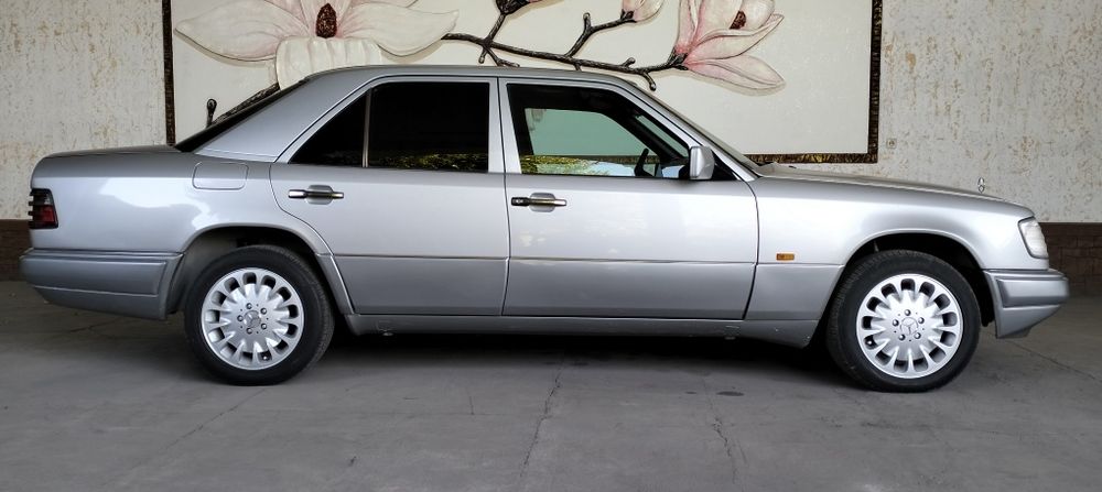 Продаётся автомобиль марки Mercedes-Benz E300 4 Matic