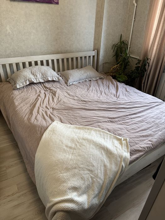 Продам двуспальную кровать с матрасом